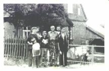 Przed domem, sierpień 1986 Przed domem, sierpień 1986