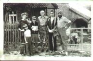 Przed domem, sierpień 1986 Przed domem, sierpień 1986