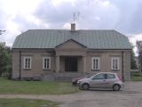 W gbi parku czerwieni si dach niskiej oficyny, ktra ssiadowaa z wozowni.
