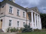 Budynek pitrowy, postawiony na planie prostokta. Na zewntrz kondygnacje oddzielone s gzymsem kordonowym, pod okapem znajduje si gzyms na kroksztynach.