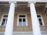 Pod trzema rodkowymi oknami pierwszego pitra biegnie malowany fryz przedstawiajcy gryfy z wazami...