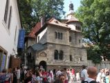 Dom pogrzebowy przy cmentarzu. Biay budynek z lewej strony to synagoga.