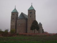 Dopiero gdy podejdzie si bliej, owe uszy okazuj si dwiema prostoktnymi wieami o ostrych, spadzistych hemach, grzbiet zwierza stanowi stromy, duy dach, a wtulony eb to „empora” wcinita pomidzy wiee.