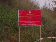 Przed tygodniem na grzskiej ciece do Uroczyska postawiono tablic z wyranym, czytelnym napisem: UWAGA! ROBOTY NAUKOWO-BADAWCZE. NIE ZATRUDNIONYM WSTP WZBRONIONY.
